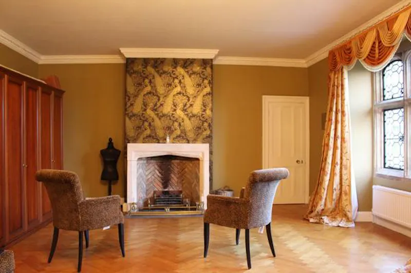 Fireplace at Elizabethan Manor in Luton, H176 (photo 11)