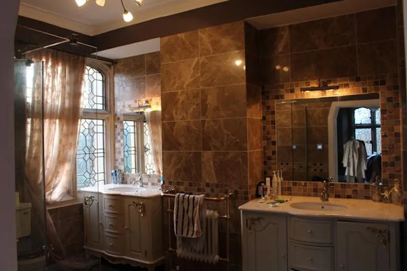 Bathroom at Elizabethan Manor in Luton, H176 (photo 15)