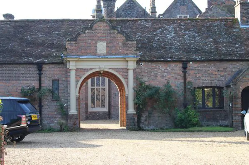 Driveway at Elizabethan Manor in Luton, H176 (photo 17)