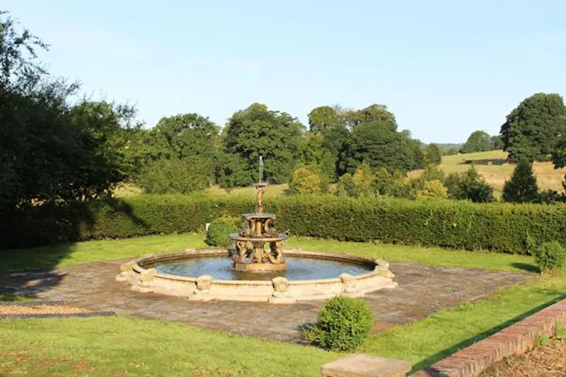 Pond at Elizabethan Manor in Luton, H176 (photo 22)