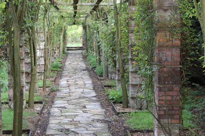Garden at Elizabethan Manor in Luton, H176 (photo 23)