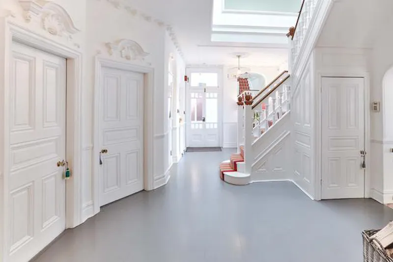 Entrance hall at Film location E427 in London (photo 8)