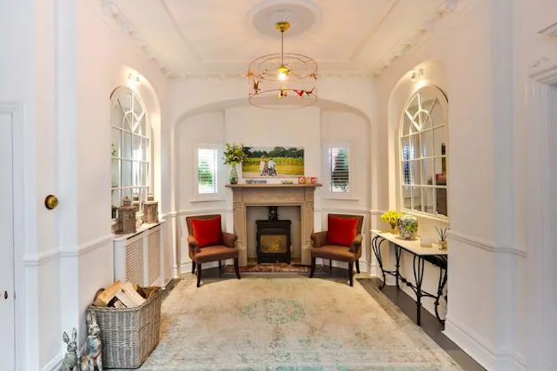 Entrance hall at Film location E427 in London (photo 9)