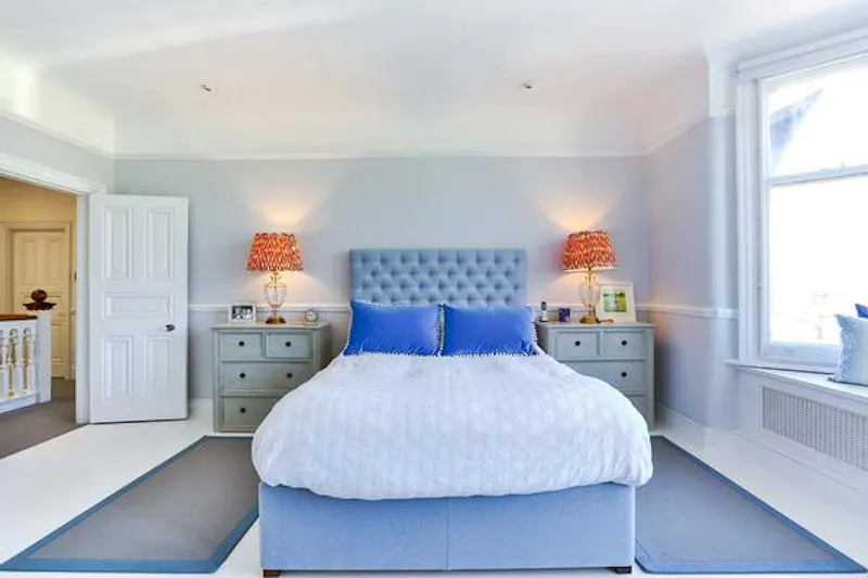 Bedroom at Film location E427 in London (photo 16)