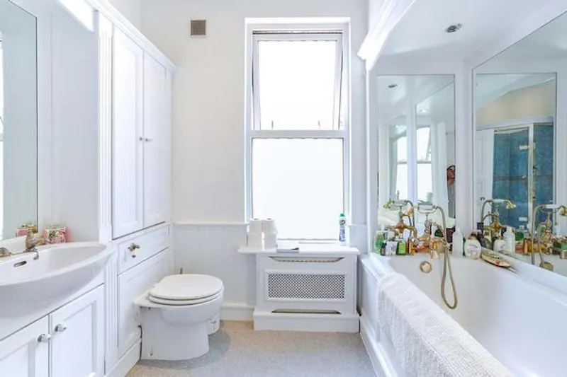 Bathroom at Film location E427 in London (photo 21)