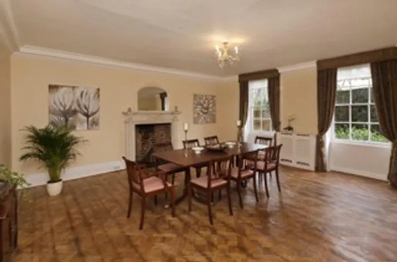 Unmodernised Totteridge manor, A904 (photo 4)