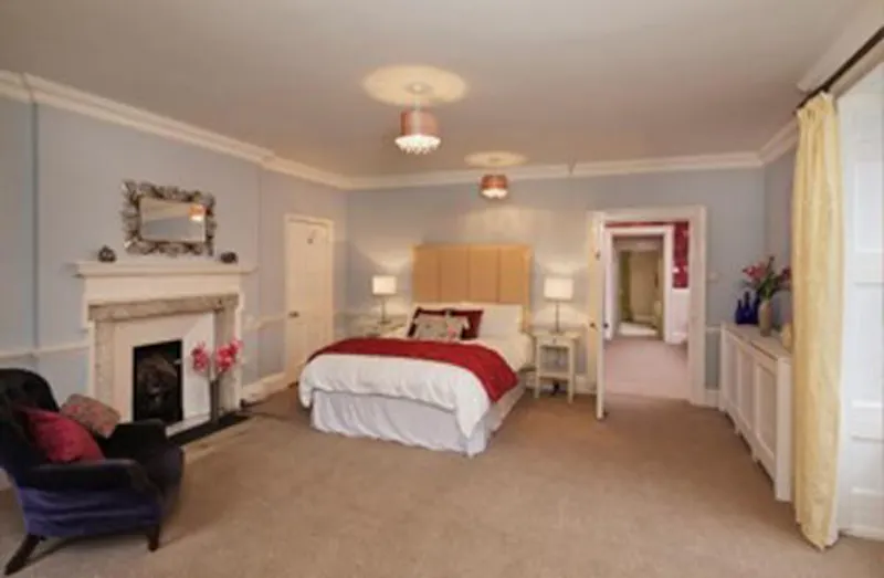 Bedroom at Unmodernised Totteridge manor, A904 (photo 8)