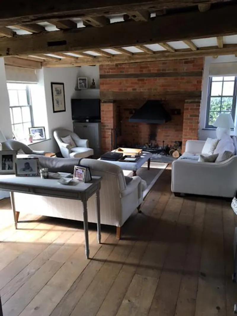 Living Room at Film location C867 in Hampshire (photo 4)