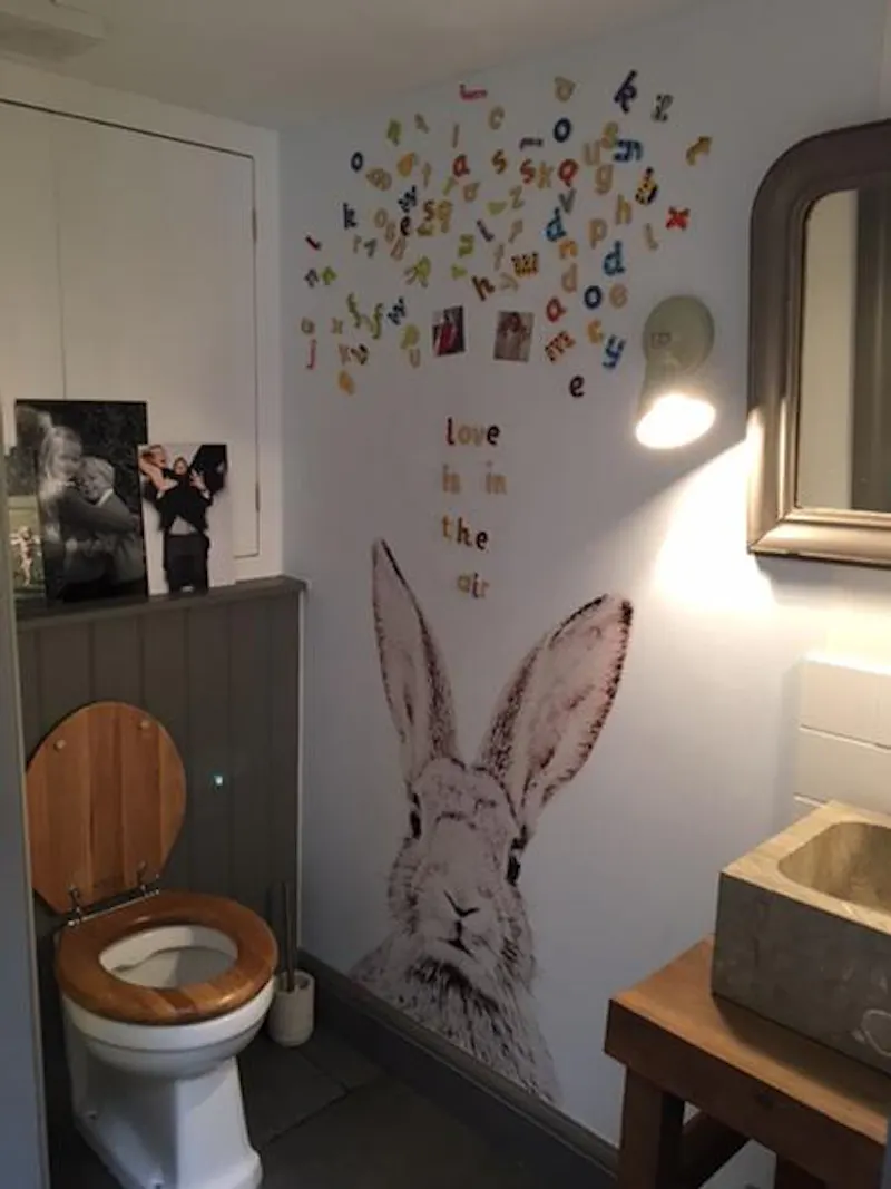 Bathroom at Film location C867 in Hampshire (photo 9)