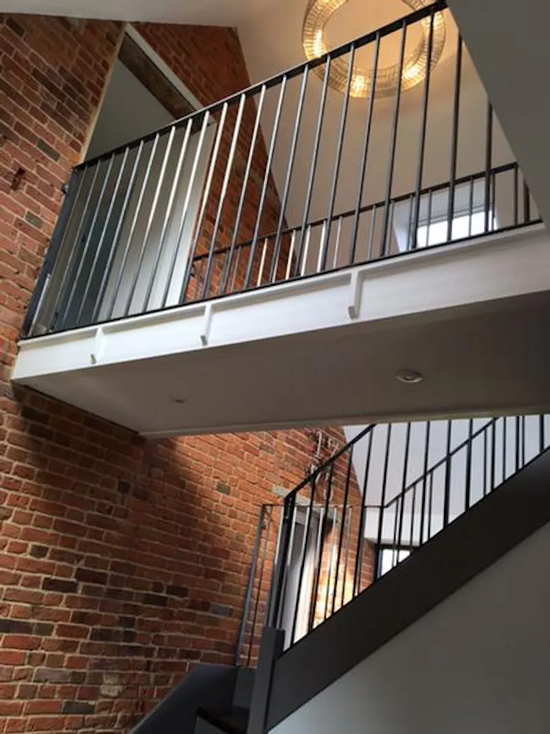Staircase at Film location C867 in Hampshire (photo 12)