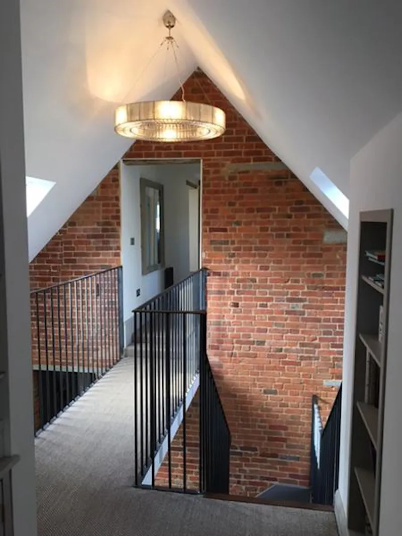 Entrance hall at Film location C867 in Hampshire (photo 13)