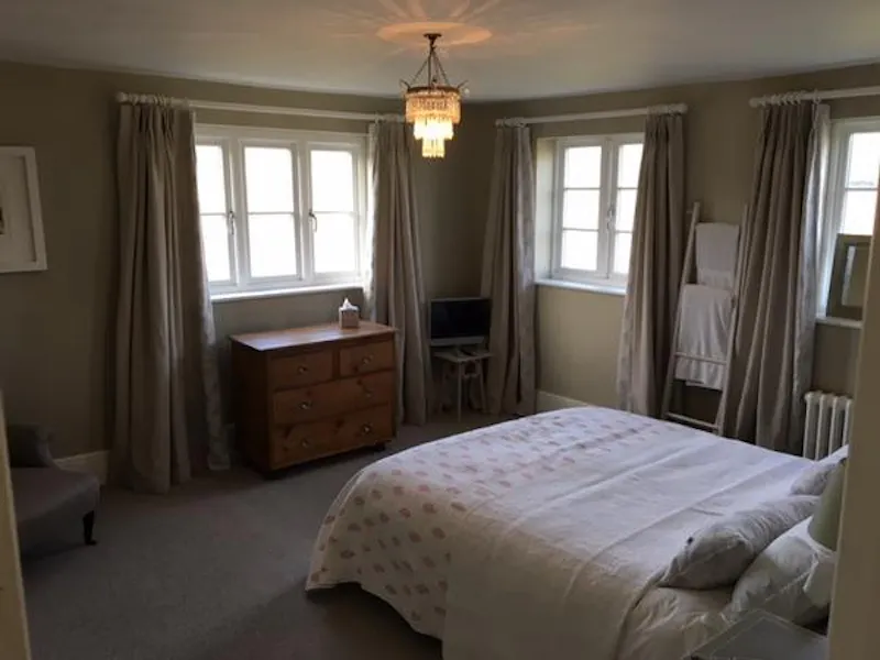 Bedroom at Film location C867 in Hampshire (photo 14)
