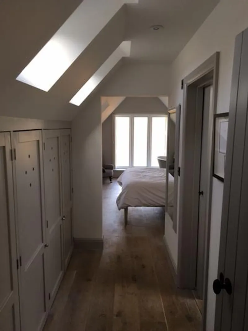 Corridor at Film location C867 in Hampshire (photo 15)
