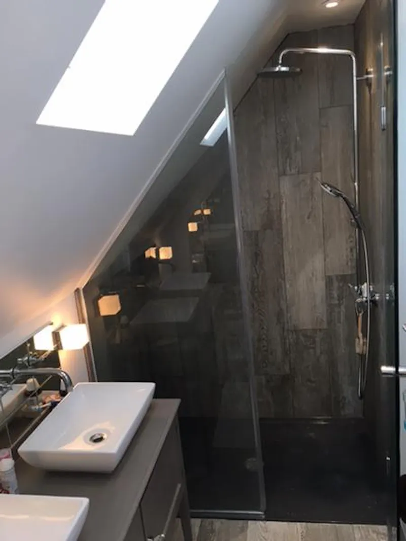 Bathroom at Film location C867 in Hampshire (photo 16)