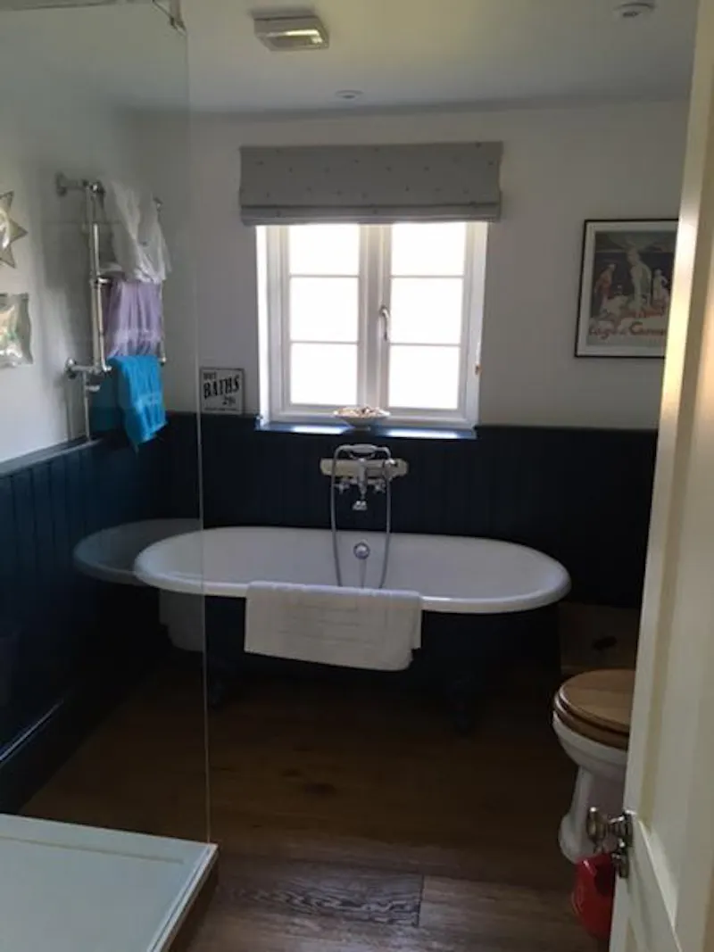 Bathroom at Film location C867 in Hampshire (photo 17)