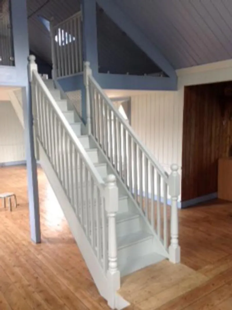 Staircase at Film location CH96 in Hertfordshire (photo 4)