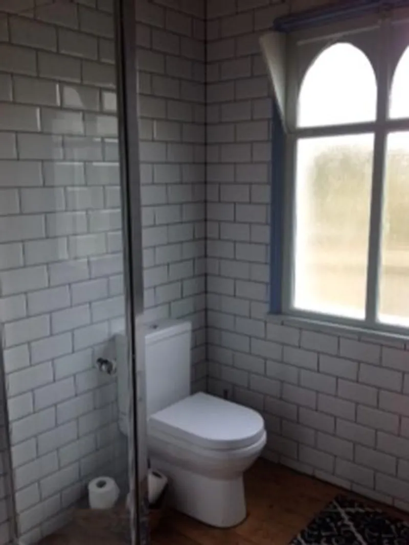 Shower at Film location CH96 in Hertfordshire (photo 11)