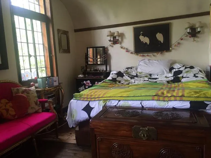 Bedroom at Film location D2254 in London (photo 9)