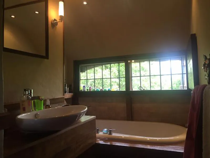 Bathroom at Film location D2254 in London (photo 11)