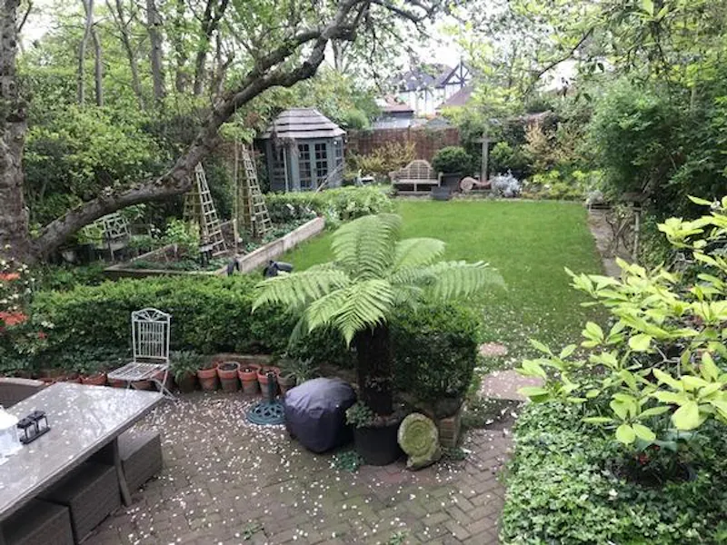 Garden at Film location D2254 in London (photo 19)