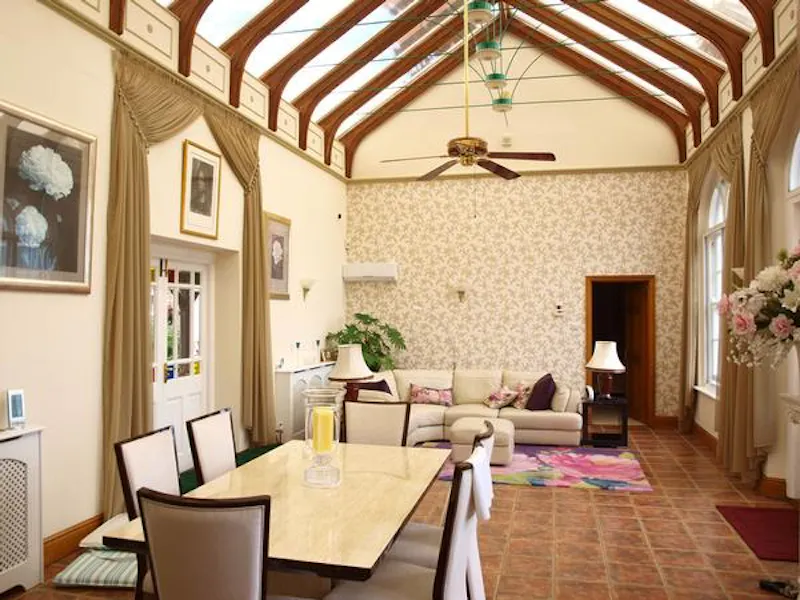 Dining room at Wing of Evesham manor house, G97 (photo 3)