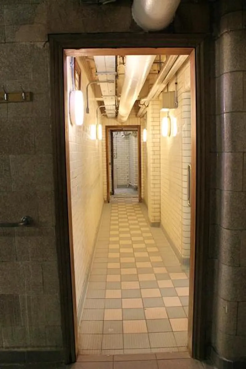 Corridor at 1920s Art Deco Bayswater spa, P89 (photo 18)