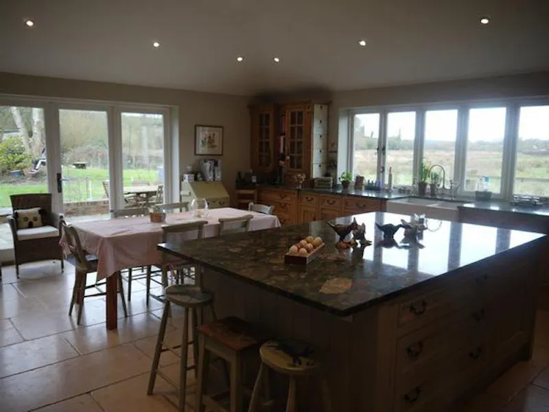 Glass at Film location C869 in Hampshire (photo 9)