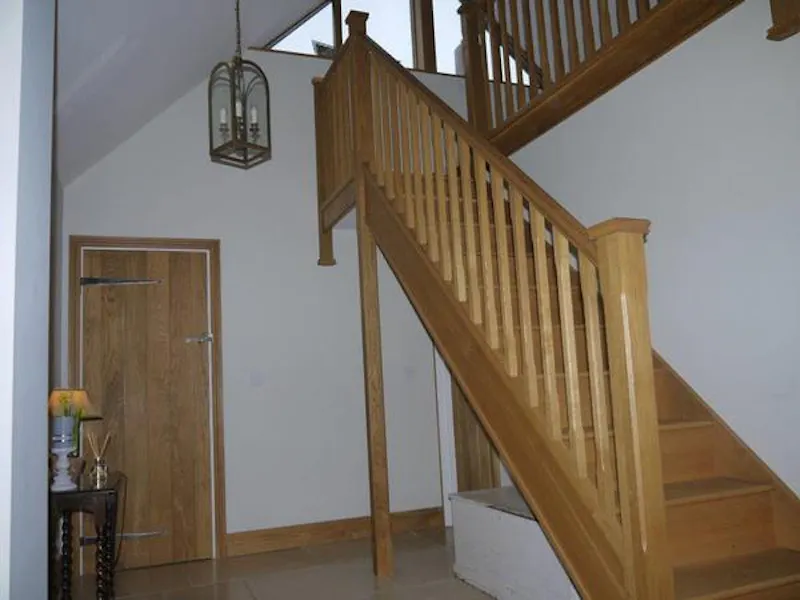 Staircase at Film location C869 in Hampshire (photo 11)