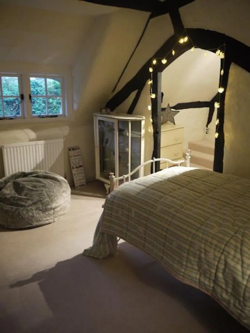 Bedroom at Film location C869 in Hampshire (photo 12)