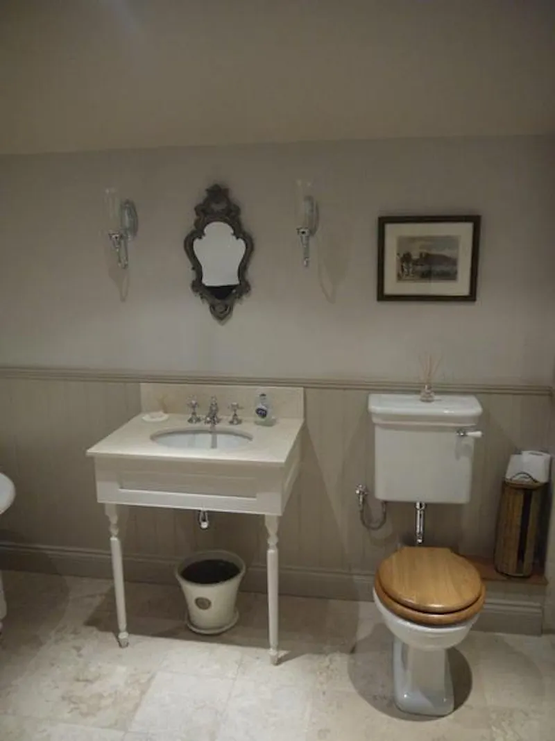 Bathroom at Film location C869 in Hampshire (photo 17)
