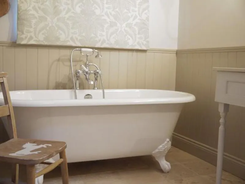 Bathroom at Film location C869 in Hampshire (photo 18)