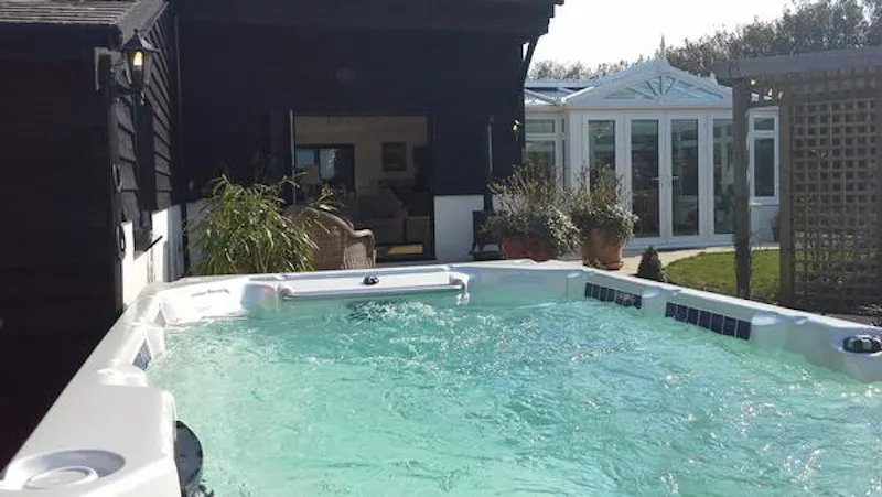 Jacuzzi at Film location D2259 in East Sussex (photo 12)
