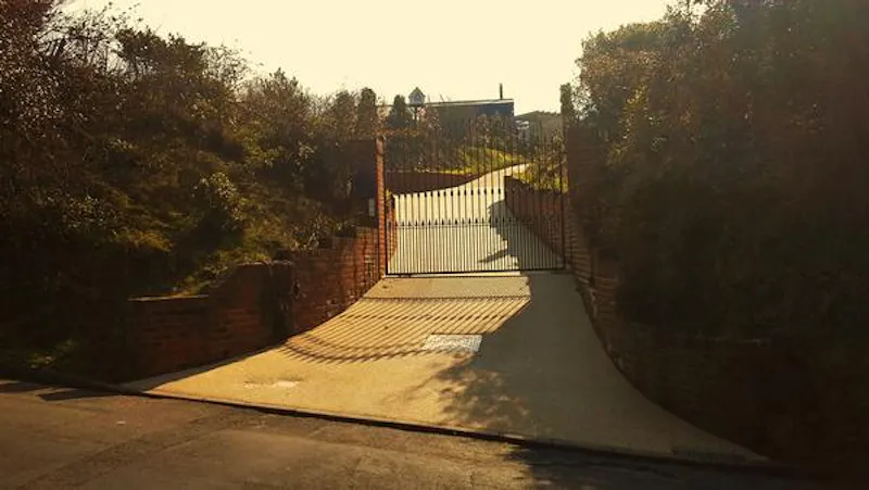 Driveway at Film location D2259 in East Sussex (photo 19)