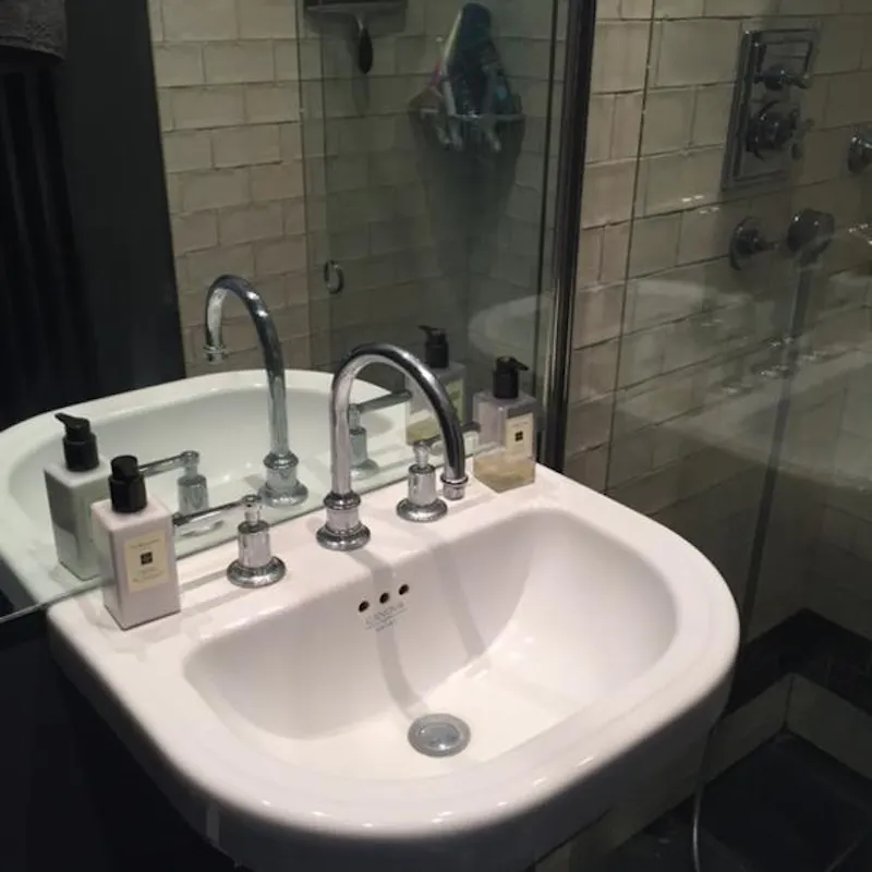 Bathroom at Terrace house in New Cross, B1721 (photo 17)