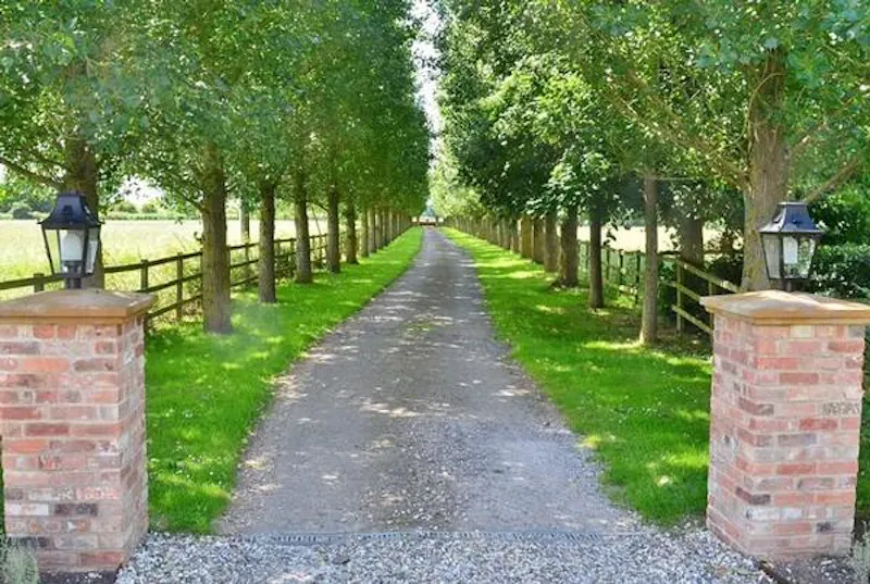 Driveway at Film location H1011 in Oxfordshire (photo 33)