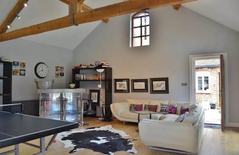 Living Room at Film location H1011 in Oxfordshire (photo 3)