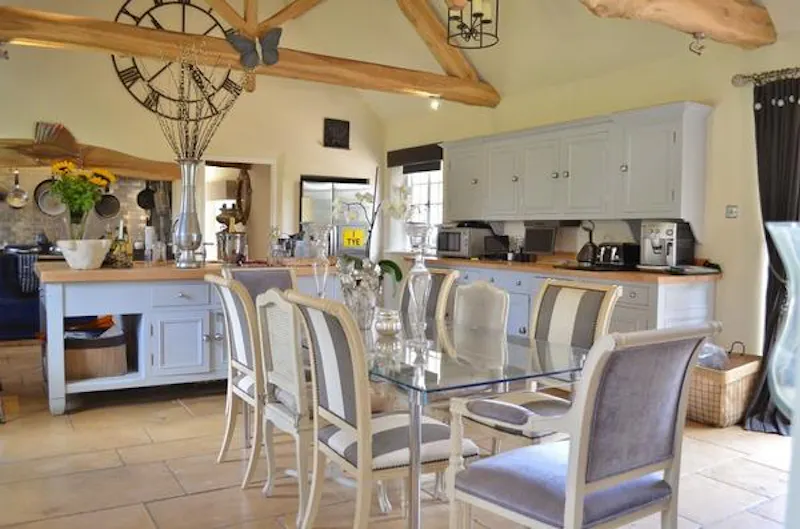 Kitchen at Film location H1011 in Oxfordshire (photo 7)