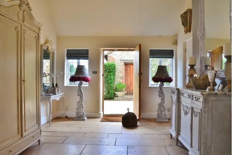 Entrance hall at Film location H1011 in Oxfordshire (photo 8)