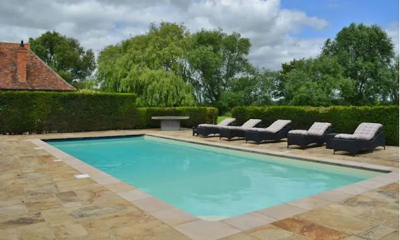 Swimming pool - outdoor at Film location H1011 in Oxfordshire (photo 16)