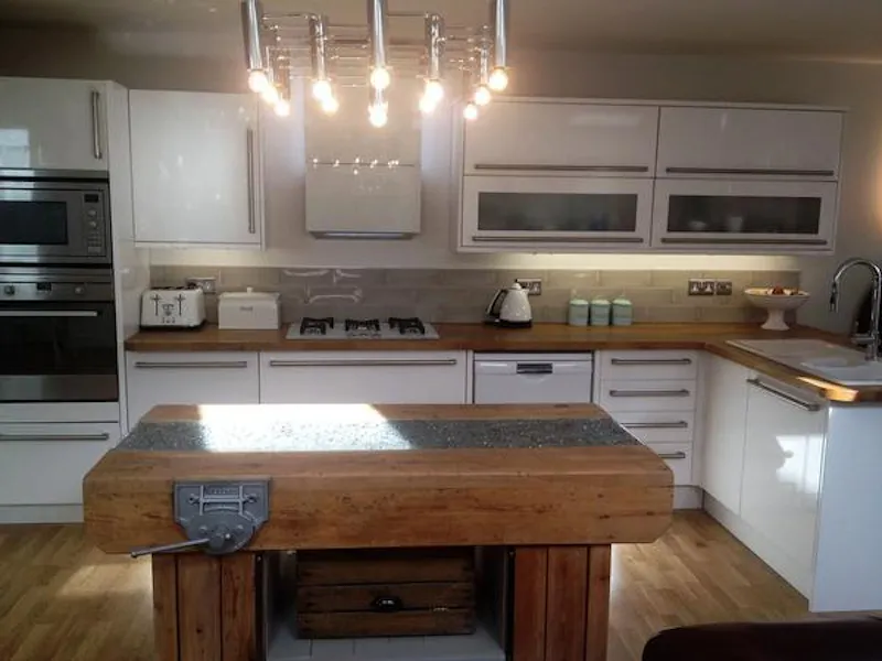 Kitchen island at Lovely Leyton house, B1722 (photo 7)