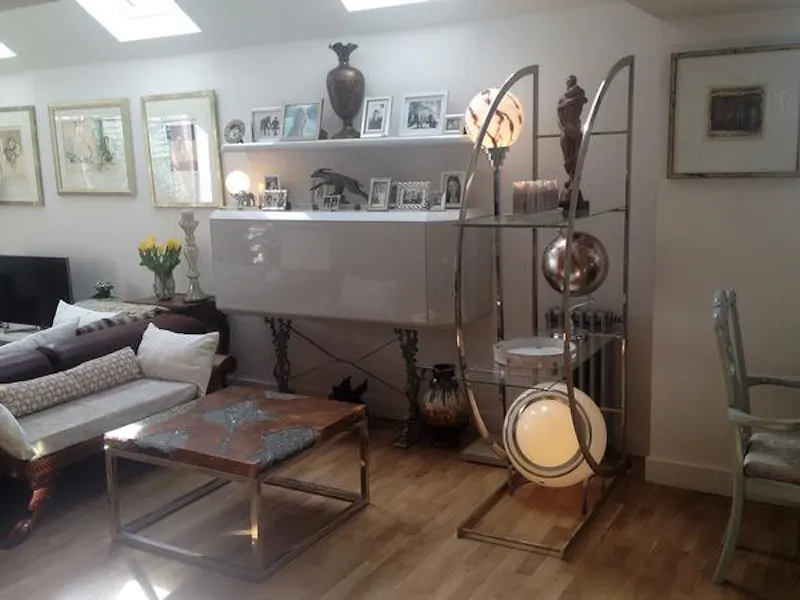 Lovely Leyton house, B1722 (photo 10)