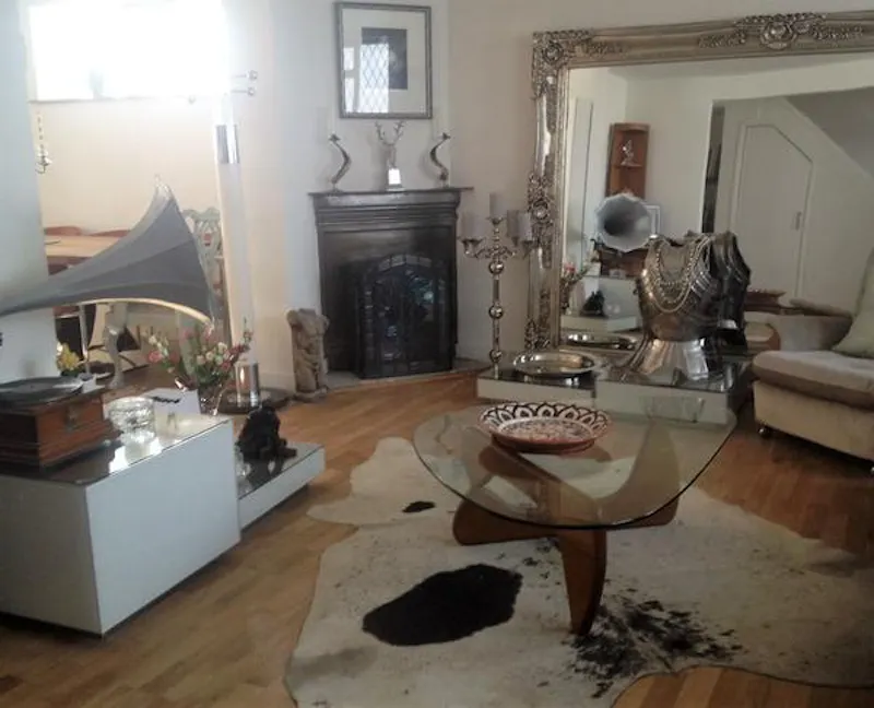 Living Room at Lovely Leyton house, B1722 (photo 15)