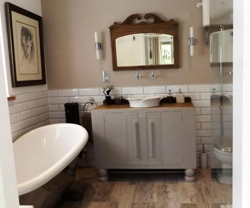Bathroom at Lovely Leyton house, B1722 (photo 20)