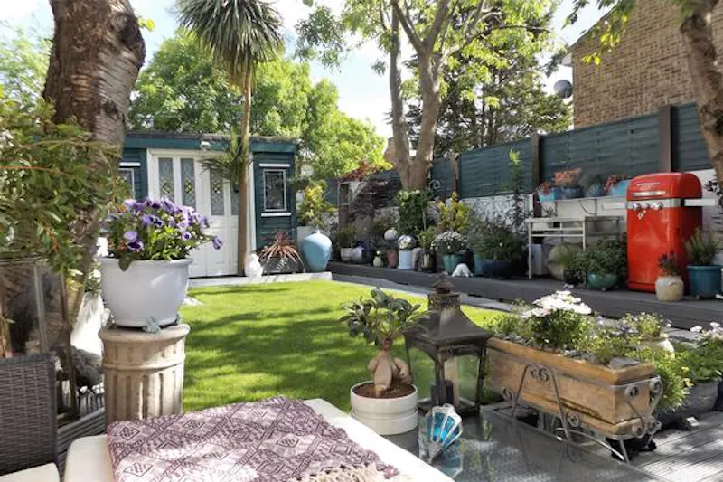 Garden at Lovely Leyton house, B1722 (photo 24)