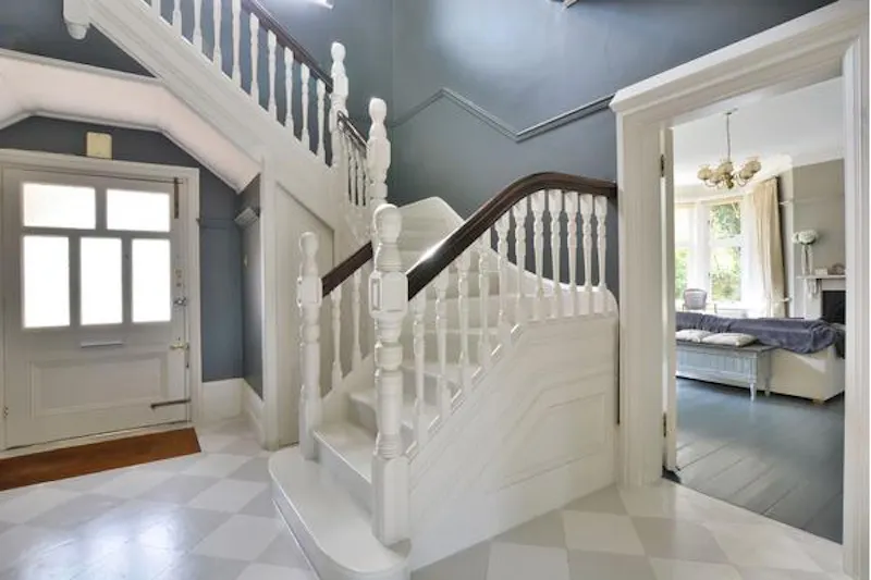 Staircase at Substantial Surbiton house, B1723 (photo 3)