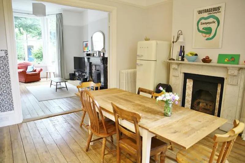 Dining room at Film location E428 in London (photo 7)