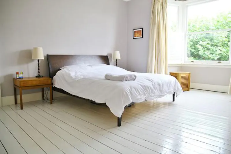Bedroom at Film location E428 in London (photo 10)