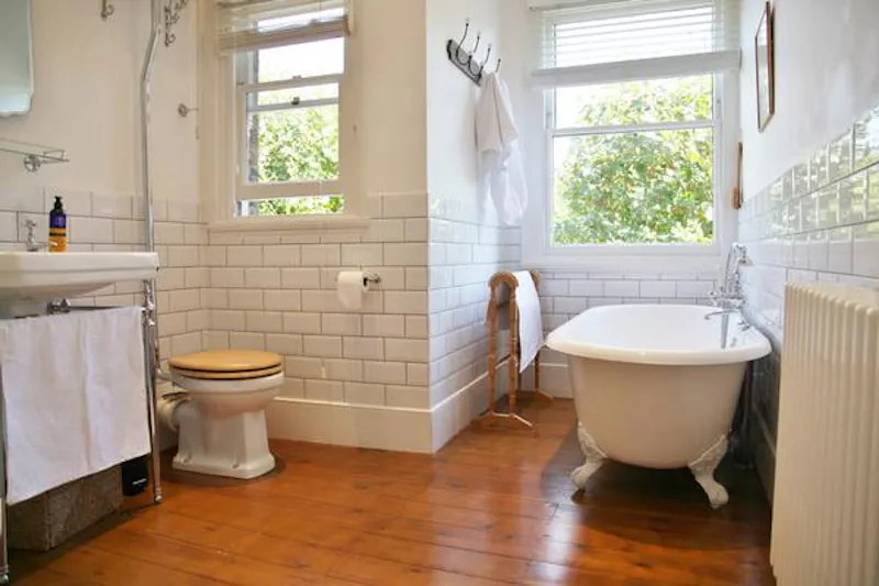 Bathroom at Film location E428 in London (photo 16)