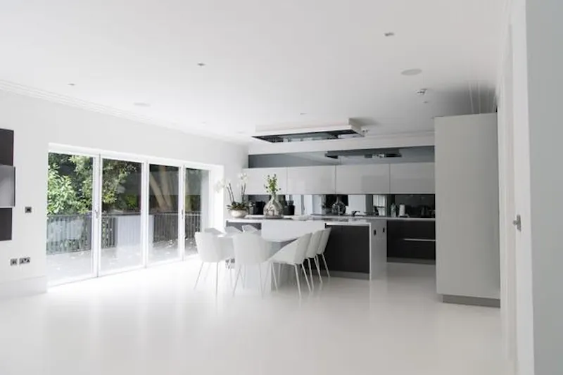 Kitchen at Mill Hill monochrome mansion, D2261 (photo 15)