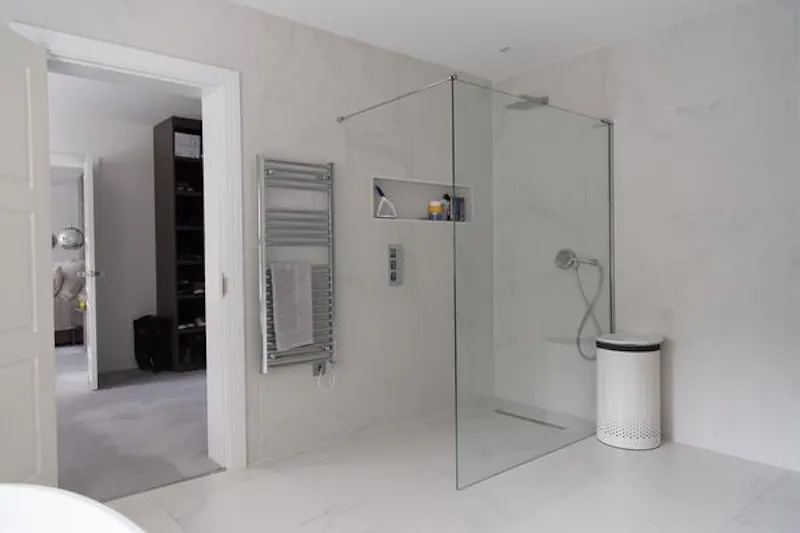 Shower at Mill Hill monochrome mansion, D2261 (photo 27)